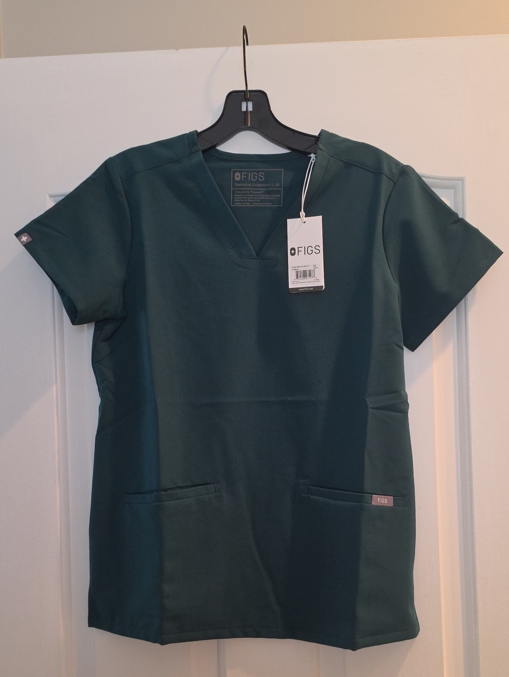 FIGS Women’s Casma 3 Pocket Scrub Top - Forest Green